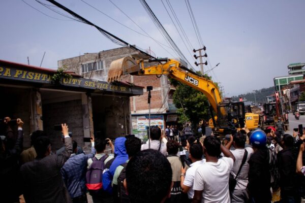 अतिक्रमित संरचना हटाउन स्थानीयद्वारा सहयोग