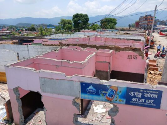 बसपार्क क्षेत्रका अस्थायी घरटहरा तथा व्यवसायीक सटरहरू खाली गरिदै
