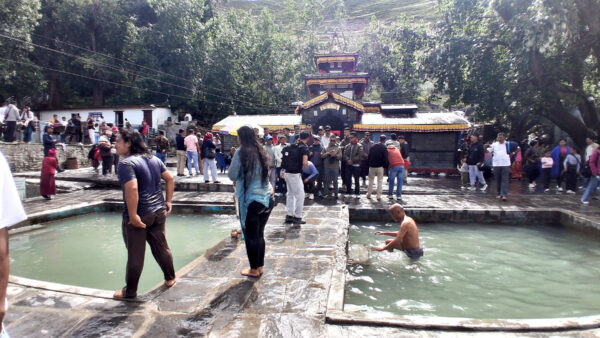 जनैपूर्णिमामा मुक्तिनाथ मन्दिरमा दर्शनार्थीको घुइँचो